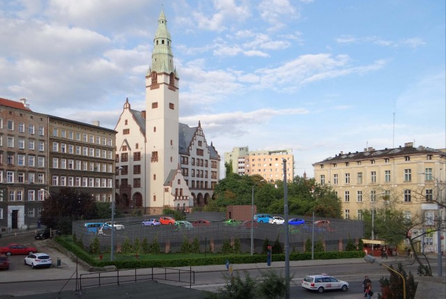 Nie dla parkingowca u zbiegu ulic Dworcowej i Rybackiej w Szczecinie - w takim tonie na temat planowanej inwestycji wypowiadali się goście audycji Radio Szczecin na Wieczór.