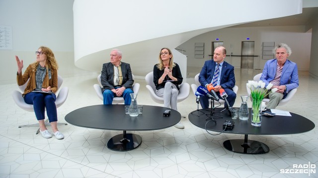 W ubiegłym roku z okazji urodzin Szczecina Filharmonia im. Mieczysława Karłowicza zorganizowała minifestiwal muzyczny Paprykarz i Oranżada. Z muzykami z Orkiestry Symfonicznej Filharmonii wystąpili młodzi muzycy nie symfoniczni, m.in. Gaba Kulka, Krzysztof Zalewski i Skubas, którzy interpretowali polskie piosenki lat 60-tych XX wieku. Koncerty zostały zarejestrowane i powstały z tego dwie płyty: biała na dzień i czarna na noc.