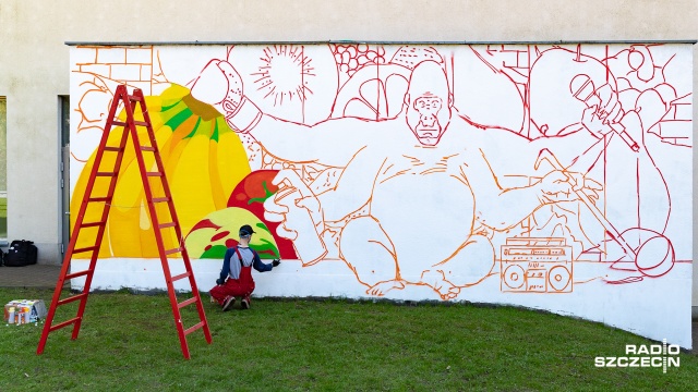 Wielki goryl na tle owoców - taki mural powstaje przed Teatrem Lalek Pleciuga.