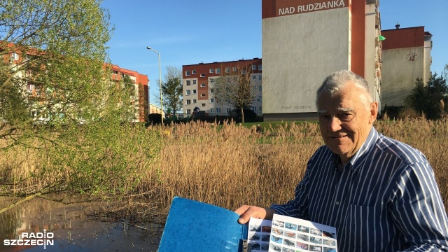 Fotografuje osiedlowe zwierzaki, bo lekarz kazał mu chodzić na spacery. 77-letni szczecinianin zebrał już ponad 250 zdjęć czworonogów z osiedla Bukowego a w przyszłości planuje wydać album dla mieszkańców.