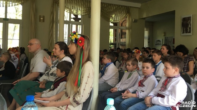 W sercach mają dwie ojczyzny: Polskę i Ukrainę. Języka tej pierwszej używają na co dzień w szkole i na ulicy. Języka tej drugiej czasami w domu, ale zawsze w domiłce, czyli ośrodku ukraińskim albo punkcie nauczania j. ukraińskiego. Ponad 60 dzieci z całego regionu wzięło udział w X jubileuszowym Konkursie Recytatorskim punktów nauczania języka ukraińskiego.