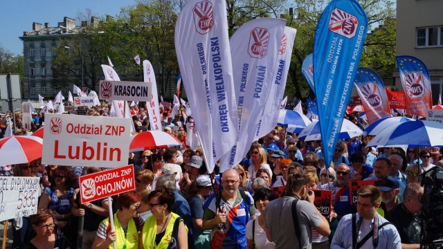 Wyższych płac, lepszej polityki edukacyjnej rządu i odwołania minister Anny Zalewskiej domagali się nauczyciele ze Związku Nauczycielstwa Polskiego, którzy protestowali przed siedzibą MEN-u w Warszawie. Według organizatorów w manifestacji wzięło udział ponad 5 tysięcy osób. Oprócz nauczycieli przed gmachem ministerstwa byli także samorządowcy i rodzice.
