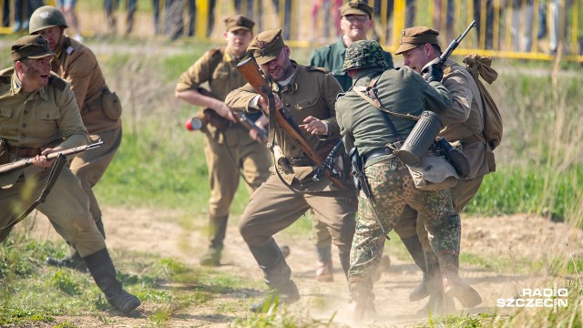 Były huki i kłęby dymu. W Rosówku odbyła się rekonstrukcja ostatniej bitwy o Szczecin. Armia Czerwona z pomocą polskich żołnierzy pokonała niemieckie wojska III Rzeszy i zdobyła miasto.