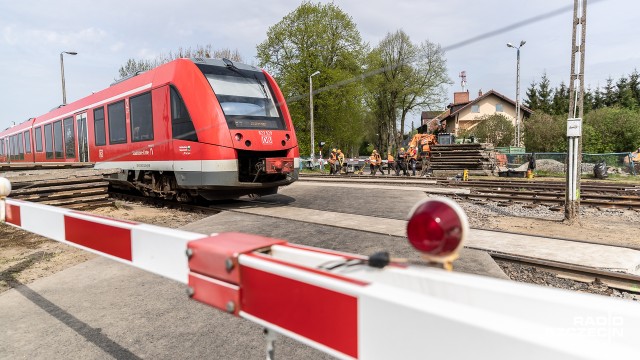 Dobiega końca remont przejazdu kolejowo-drogowego w podszczecińskim Stobnie. Od 9 kwietnia jest on zamknięty dla samochodów oraz pojazdów komunikacji miejskiej.