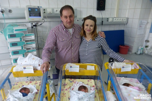 Melania, Mateusz i Filip - to pierwsze w tym roku trojaczki, które przyszły na świat w szpitalu na szczecińskich Pomorzanach. Dzieci są zdrowe, a ich rodzice - Patrycja i Przemysław - szczęśliwi.