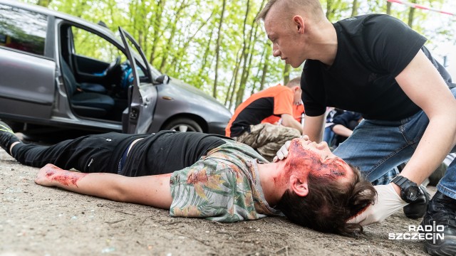 Uczniowie z powiatu gryfińskiego walczyli w Powiatowych Mistrzostwach Pierwszej Pomocy, które w poniedziałek odbyły się w Gryfinie. Swoją wiedzę na temat ratowania życia i zdrowia sprawdziło w praktyce stu młodych ratowników. Startowali w trzech kategoriach wiekowych: szkół podstawowych, gimnazjów i szkół ponadgimnazjalnych.