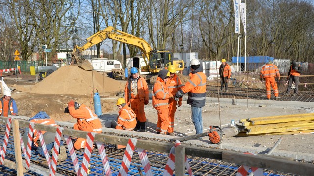Najprawdopodobniej jeszcze w tym tygodniu kierowcy przejadą wyremontowanym wiaduktem na ulicy Hożej w Szczecinie - informuje Zarząd Dróg i Transportu Miejskiego.