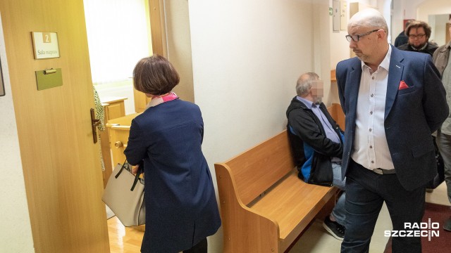 Zamiast wyroku, jest propozycja zmiany kwalifikacji czynu - tym skończyła się kolejna rozprawa ws. gryfińskiego radnego powiatowego oskarżonego o rozsmarowanie pizzy na twarzy innego mężczyzny.