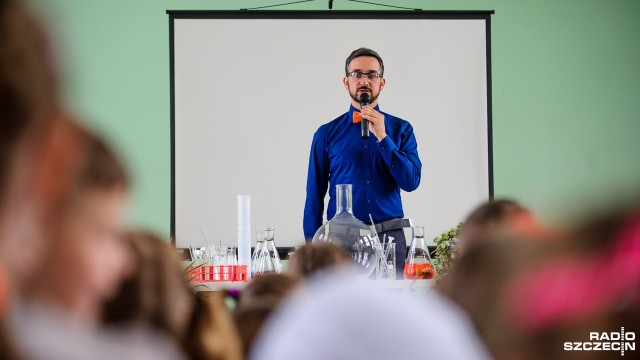 Powietrze bez śmieci - pod takim hasłem odbyła się we wtorek pokazowa lekcja edukacyjna dla dzieci ze Szkoły Podstawowej nr 11 w Szczecinie.