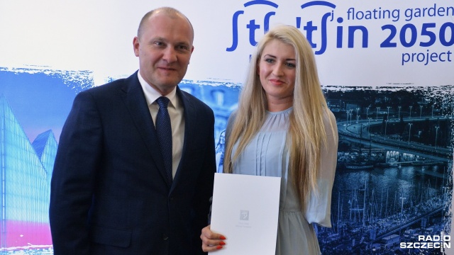Najlepsi sportowcy i ich trenerzy ze szczecińskich klubów otrzymali nagrody i wyróżnienia od Prezydenta Szczecina Piotra Krzystka za wybitne wyniki uzyskane w ubiegłym roku. W pierwszej z trzech zaplanowanych tur spotkań w Urzędzie Miasta wręczono w środę nagrody 19 sportowcom, w tym także osobom niepełnosprawnym oraz 13 trenerom.