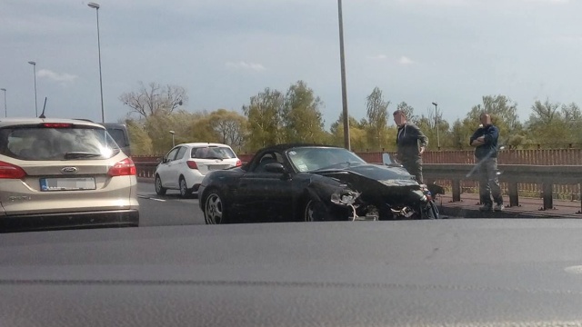 Kierowca Porsche uderzył w bariery energochłonne za Basenem Górniczym na łuku jezdni przed Mostem Pionierów w Szczecinie. Do zdarzenia doszło w środę przed godziną 15.