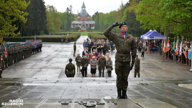 73 lata temu Armia Czerwona wkroczyła do Szczecina. W czasach PRL-u 26 kwietnia był świętem wyzwolenia miasta, dziś obchodzimy rocznicę wydarzeń 1945 roku. Uroczystości z tej okazji odbyły się w czwartek na szczecińskim Cmentarzu Centralnym.
