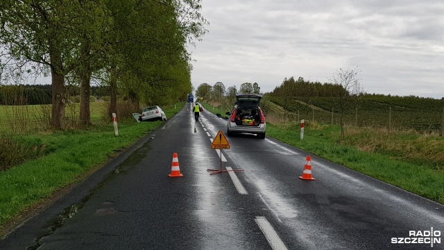 Dwa samochody osobowe zderzyły się na drodze wojewódzkiej nr 163 w okolicach miejscowości Wrzosowo, między Kołobrzegiem a Karlinem. Do wypadku doszło w czwartek po południu.