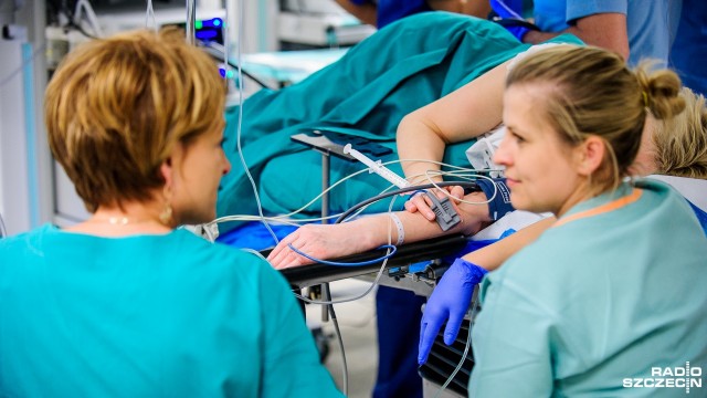 Kilkunastu najlepszych lekarzy zajmujących się endoskopią przyjechało do Szczecina. W szpitalu MSWiA trwa sympozjum połączone z warsztatami skierowanymi do medyków tej specjalności. W trzech salach operacyjnych lekarze przeprowadzają zabiegi, które są transmitowane do Opery na Zamku. Tam ogląda je 250 lekarzy. Organizatorom udało się zaprosić wielu znakomitych gości to m.in. lekarze z Tokio czy Marsylii.