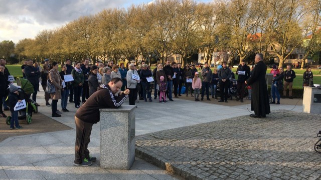 Około 100 osób modliło się pod pomnikiem Jana Pawła II na Jasnych Błoniach w intencji małego Alfiego Evansa. W rękach trzymali kartki z napisem 039039ocalmy Alfiego039039. Część przyniosła ze sobą maskotki, świece i listy, które składali pod zdjęciem chłopca.