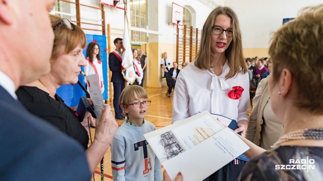 Tegoroczni maturzyści w piątek po raz ostatni usłyszeli dzwonek w czasie uroczystego pożegnania szkoły. Ponownie w jej murach pojawią się już za tydzień, po to, by przystąpić do matury.