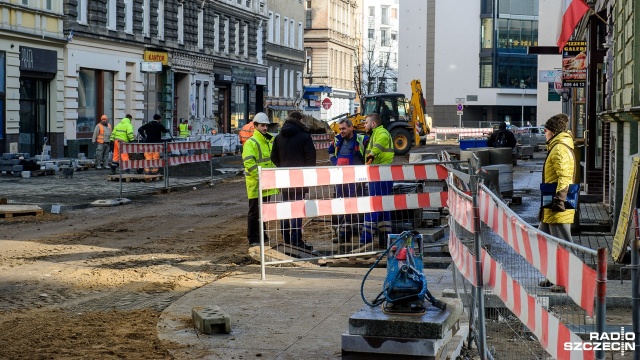 Prace powinny się skończyć już 25 stycznia, ale dopiero w piątek wieczorem będzie można pojechać w obu kierunkach między placem Zgody, a Krzywoustego - ulicą Bogusława X w Szczecinie. Termin zakończenia inwestycji dwukrotnie przekładano.