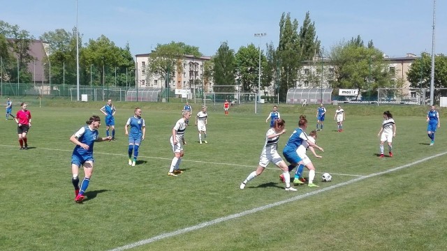 Dobiegła końca pucharowa przygoda piłkarek nożnych Olimpii. Szczecinianki nie sprawiły niespodzianki i nie zagrają w finale Pucharu Polski. Drużyna grającej trenerki Natalii Niewolnej - po bardzo zaciętym i wyrównanym meczu - przegrała na wyjeździe z Czarnymi Sosnowiec 0:1 w półfinałowym pojedynku.