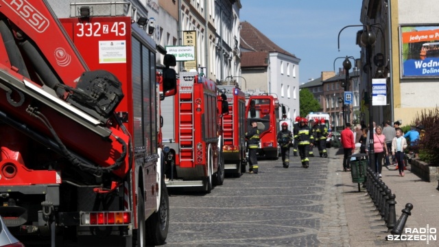 Jedna osoba została poszkodowana w wybuchu w kamienicy w Koszalinie. Mieszkanie częściowo jest zniszczone, siła uderzenia była tak duża, że szyby wyleciały z okien.