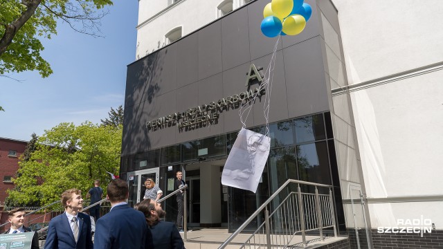 Działacze partii Wolność ze Szczecina zorganizowali happening przed Urzędem Skarbowym. Druk zeznania podatkowego przyczepili do balonów z helem i puścili w powietrze.