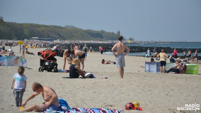 Mimo, że pierwszy maja dopiero we wtorek, to majówka nad morzem już się rozpoczęła. Pogoda w Kołobrzegu dopisuje, więc turyści przyjechali nad wodę.
