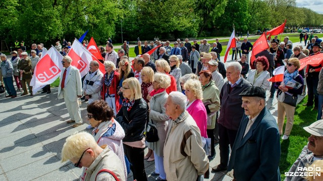 Obchody Święta Pracy i 14. rocznicy wstąpienia do Unii Europejskiej świętowali Szczecinianie przed Pomnikiem Czynu Polaków na Jasnych Błoniach.