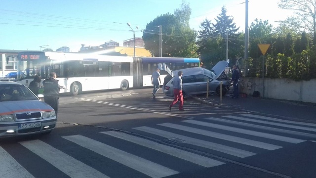 Kierujący autobusem linii 75 zajechał drogę podróżującemu osobową Skodą.