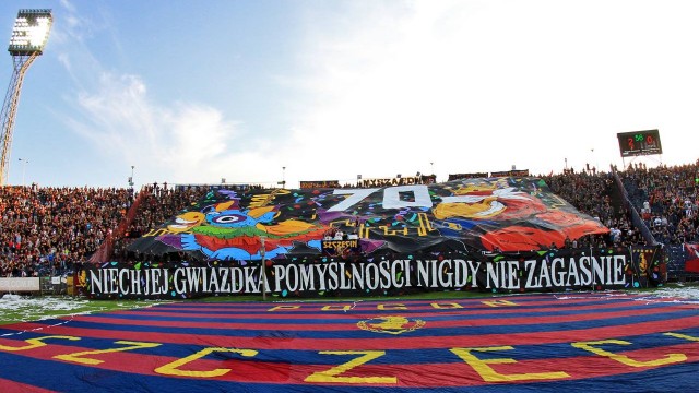 Jest niewysoką blondynką, na co dzień pracuje w przedszkolu. Na meczu Pogoni była pierwszy raz. To wystarczyło, żeby zostać pseudokibicem i trafić do policyjnej izby zatrzymań, gdzie spędziła noc.