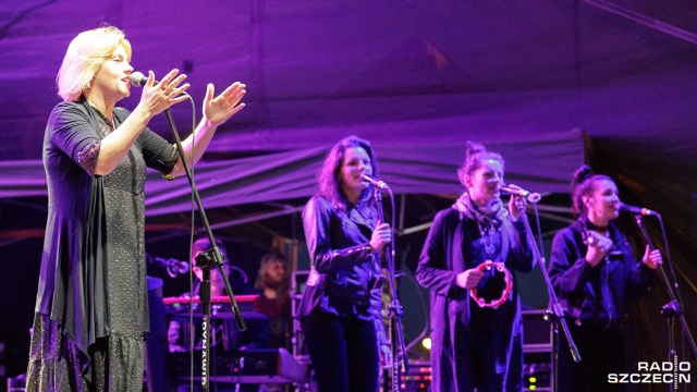 Dźwięki prosto z Australii i polskie hity - tak w skrócie wyglądała druga odsłona tegorocznych Dni Gryfina. Kilka tysięcy osób bawiło się w środę na nadodrzańskim bulwarze. Na scenie na początku wystąpili lokalni artyści, później goście z zagranicy, czyli australijski zespół Kaurna Cronin. Gwiazdą wieczoru była wokalistka i kompozytorka, Ania Dąbrowska.