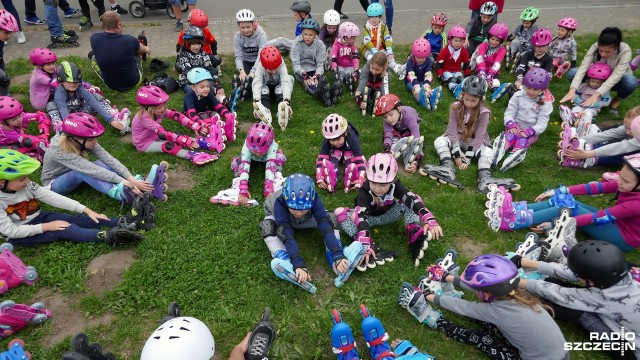 Do godziny 13 można nauczyć się jak jeździć na rolkach. Na boisku Szkoły Podstawowej nr 68 przy ulicy Zakole trwa Majówka z Rolkami.