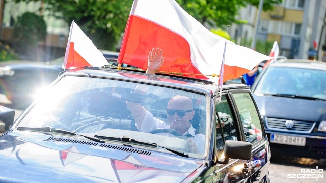 Wspólne grillowanie i śpiewanie pieśni patriotycznych - tak wygląda Majówka po szczecińsku. O godz. 14 rozpoczęła się na boisku Zespołu Szkół Salezjańskich przy ul. Ku Słońcu.