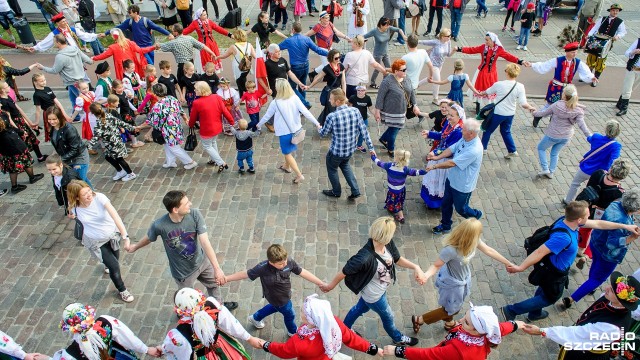 Kilkadziesiąt osób zatańczyło nad Odrą poloneza była to inicjatywa Zespołu Pieśni i Tańca Szczecinianie z okazji obchodów święta 3 Maja.