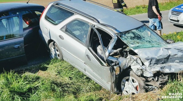 Dwa samochody zderzyły się czołowo w miejscowości Kukinia niedaleko Kołobrzegu. Nie żyje 85-letnia kobieta, jedna osoba jest też ranna.