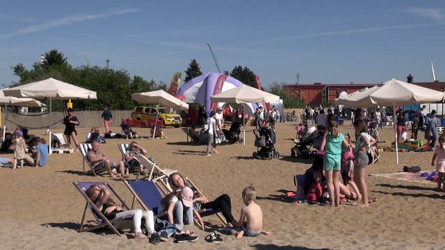 Ostatnie godziny majówki na plaży z widokiem na Wały Chrobrego - tak niedzielne popołudnie spędza wielu szczecinian.