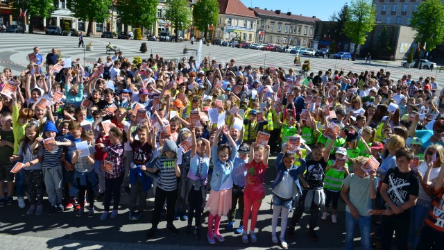 Rekord Polski w grupowym czytaniu regionalnej legendy pobity w Gryficach. Na Placu Zwycięstwa legendę czytały 562 osoby.
