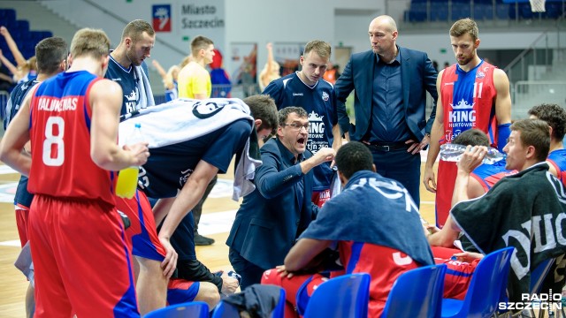 Mindaugas Budzinauskas nadal będzie trenerem koszykarzy Kinga Szczecin. Litewski szkoleniowiec podpisał roczny kontrakt ze szczecińskim klubem i będzie go prowadził także w nowym sezonie.