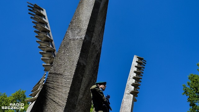 Szczecin wspomina ofiary drugiej wojny światowej: mija 73. rocznica jej zakończenia, odbyły się więc uroczystości przed Pomnikiem Braterstwa Broni na Cmentarzu Centralnym. Była salwa honorowa, kwiaty, modlitwa, przemówienie wiceprezydenta Szczecina Marcina Pawlickiego oraz wspomnienia kombatantki - Janiny Ostrowskiej-Kin.