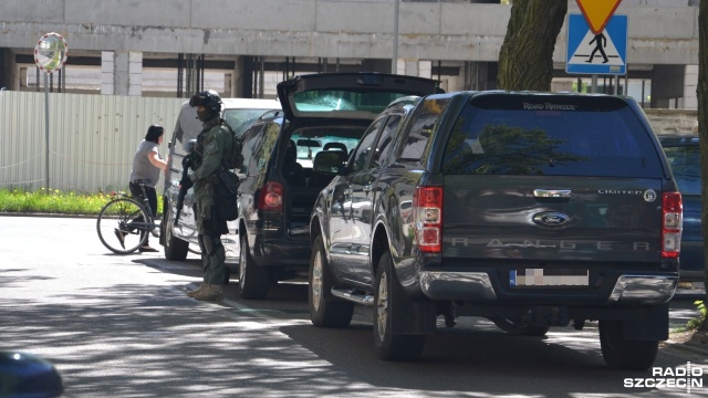 Głośne krzyki i strzały na ulicy Zygmuntowskiej w Kołobrzegu. We wtorek około południa na oczach dziesiątek przechodniów antyterroryści złapali tam poszukiwanego mężczyznę.