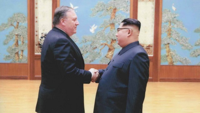 Po wizycie amerykańskiego sekretarza stanu w Korei Północnej, Waszyngton i Pjongjang ostatecznie porozumiały się w kwestii daty i miejsca spotkania Donalda Trumpa z Kim Dzong Unem. Choć wciąż nie ujawniono szczegółów, nieoficjalnie wiadomo, że do historycznego szczytu dojdzie w Singapurze.