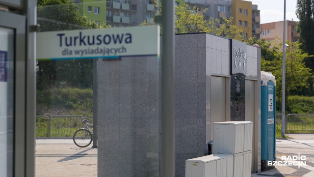 Miała służyć jako schludna alternatywa dla pasażerów, niestety nie można z niej skorzystać. Toaleta publiczna na pętli Turkusowa jest zamknięta.