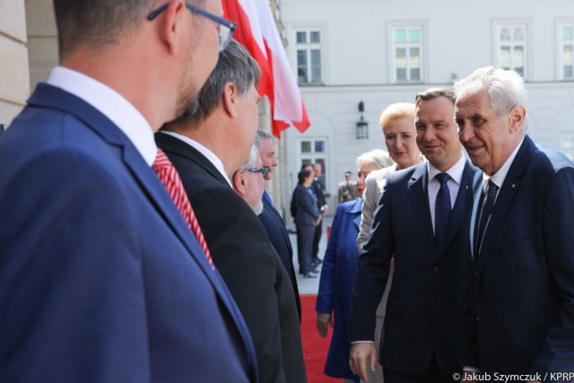 Spotkanie prezydentów Polski i Czech - Andrzeja Dudy i Milosza Zemana - rozpoczęło się w czwartek po południu w Warszawie. Czeski przywódca składa w naszym kraju trzydniową wizytę. W czwartek spotka się też z premierem oraz marszałkami Sejmu i Senatu. Główne tematy rozmów to bezpieczeństwo i współpraca w ramach Unii Europejskiej, inicjatywy Trójmorza i Grupy Wyszehradzkiej.