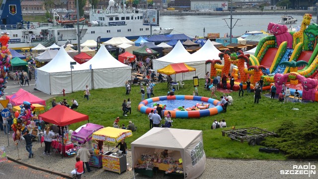 Festiwal smaków tradycyjnych i food trucków, koncerty, konkursy, targi turystyczne i wielkie gotowanie zupy - między innymi takie atrakcje czekają na uczestników Pikniku nad Odrą w Szczecinie. Impreza na Wałach Chrobrego rozpoczęła się w sobotę i potrwa do niedzieli.