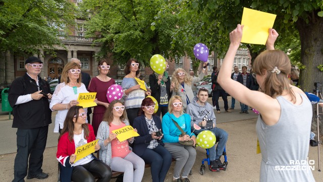 Kolorowe balony i stroje, zabawne gadżety i kilkadziesiąt uśmiechniętych osób - tak wyglądał plan klipu promocyjnego dla Marty Barańskiej.