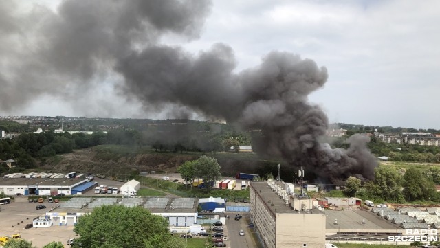 Pożar magazynu Techsanu przy ulicy Druckiego-Lubeckiego w Szczecinie. Ogień w hali długiej na 15 metrów wybuchł w sobotę po południu. Na miejsce przyjechało dziewięć zastępów strażaków.