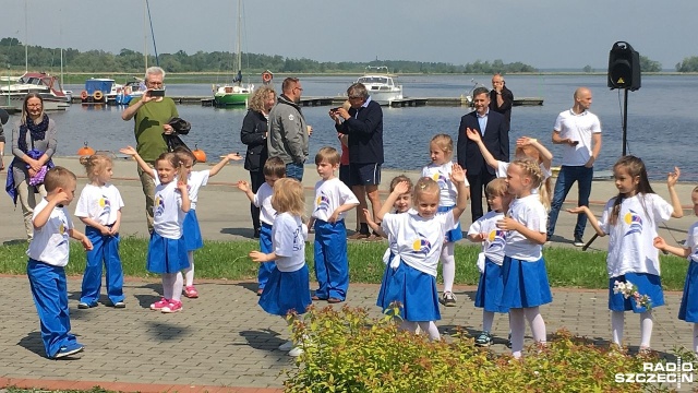 Sezon żeglarski w Szczecinie otwarty. Oficjalna uroczystość odbyła się w sobotę w Centrum Żeglarskim przy ul. Przestrzennej. W podniesieniu bandery uczestniczyło ponad 100 osób.