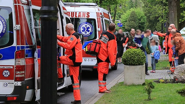 Podtrucia dzieci i dorosłych w Świnoujściu. Najpierw, przed godziną 11 trójka dzieci i jedna osoba dorosła źle się poczuły. To prawdopodobnie z powodu zbyt wysokiego stężenia chloru na basenie w jednym z hoteli przy ulicy Orzeszkowej.