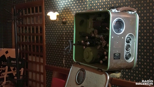 Niemiecki projektor na taśmę 35-milimetrową, z 1949 roku - trafił do szczecińskiego kina Pionier. Najdłużej nieprzerwanie działające kino na świecie otrzymało prezent od dr. Roberta Kreibiga, prawnika, szefa dwóch niemieckich stowarzyszeń działających na terenie Meklemburgii-Pomorza Przedniego zajmujących się między innymi kulturą pamięci.