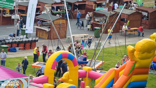 Festiwal Food Trucków, występy artystyczne czy gotowanie w wielkim garze - między innymi takie atrakcje czekają na mieszkańców i turystów na Wałach Chrobrego w Szczecinie. Trwa Piknik nad Odrą.