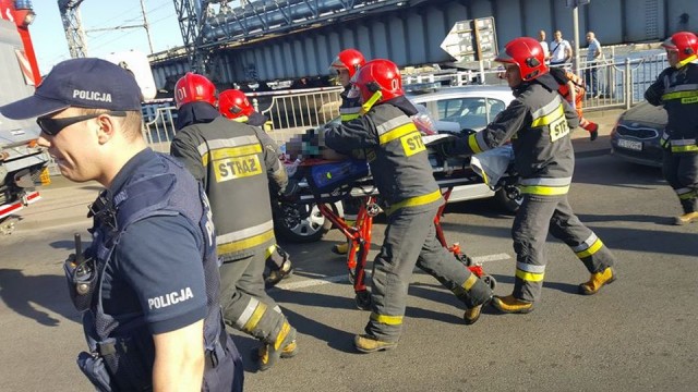 Policjanci wyciągnęli z Odry w Szczecinie dwie kobiety. Jednej z nich nie udało się uratować - zmarła w trakcie reanimacji przez medyków. Druga, która została wyciągnięta na brzeg wcześniej trafiła do szpitala na szczecińskich Pomorzanach.