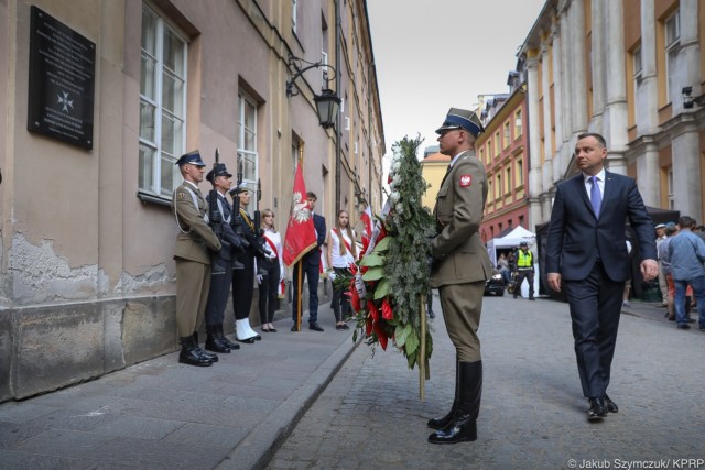 Prezydent Andrzej Duda złożył kwiaty pod tablicą upamiętniającą Grzegorza Przemyka w Warszawie. 14 maja mija 35 lat od śmierci maturzysty.